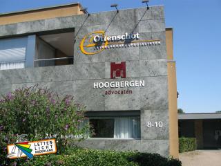 Letters en logo op gevel